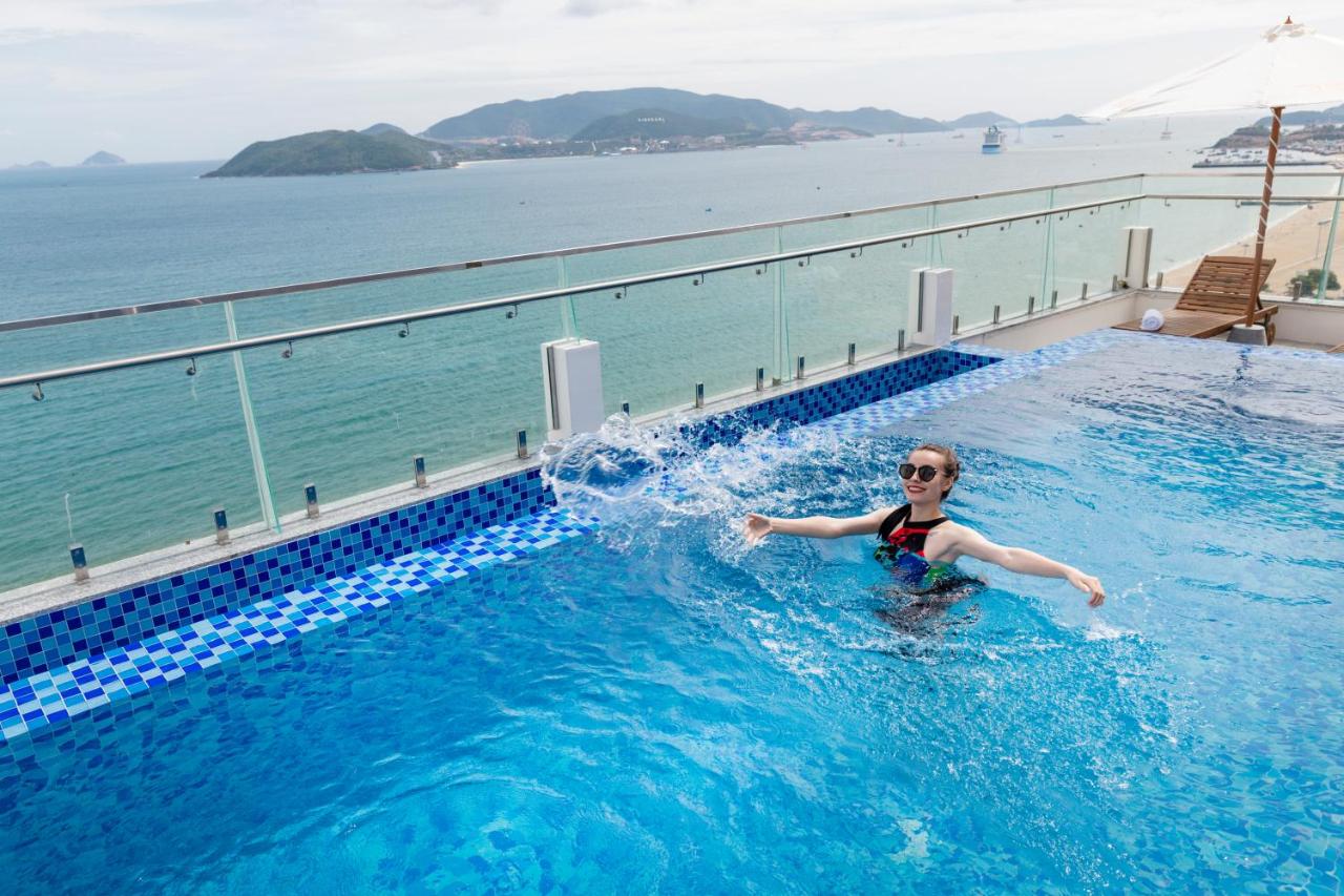 bể bơi rooftop sunkiss hotel nha trang