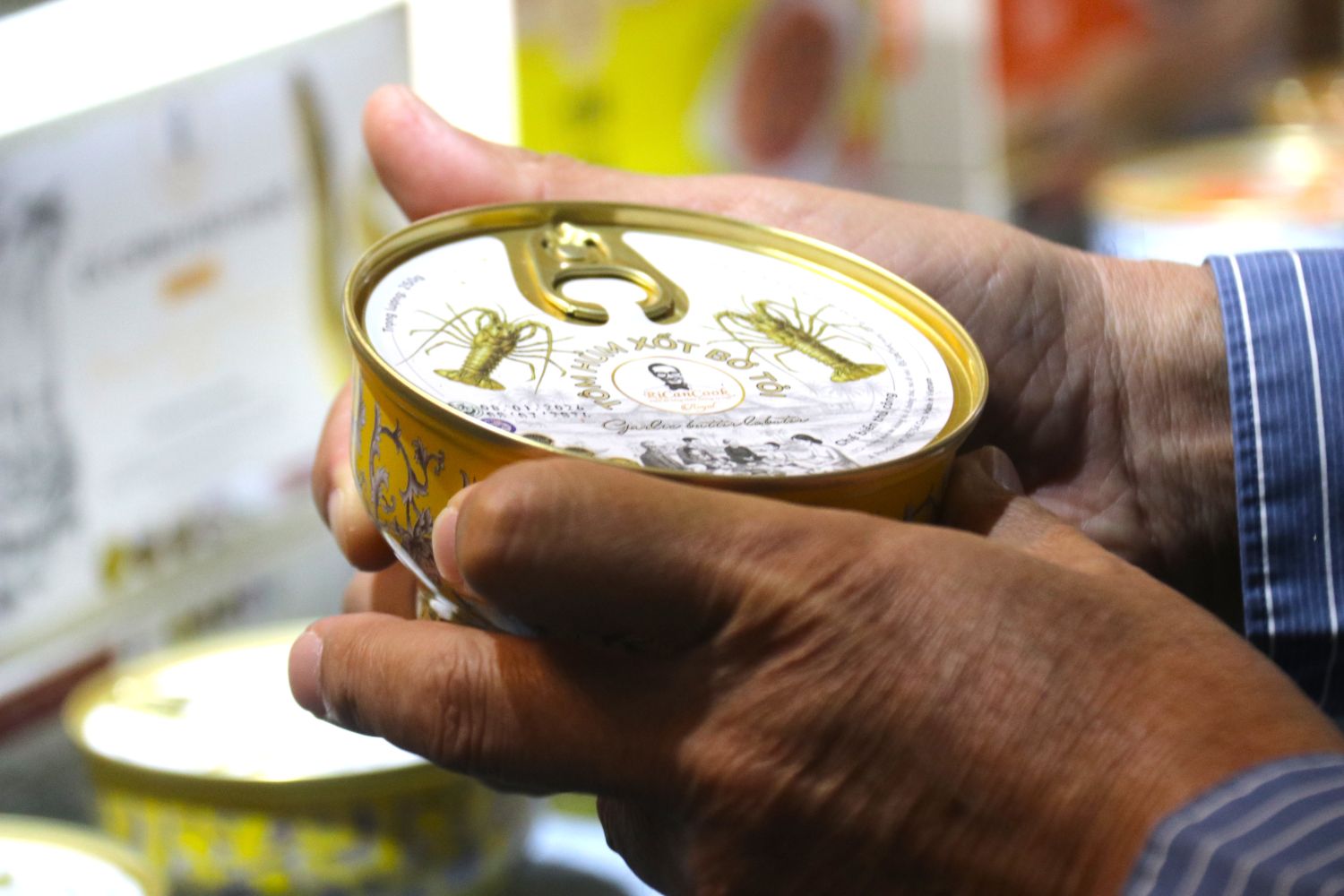 Tôm hùm đóng hộp tiện lợi mang đến trải nghiệm ẩm thực cao cấp nổi tiếng của Khánh Hòa. Ảnh: Phương Linh