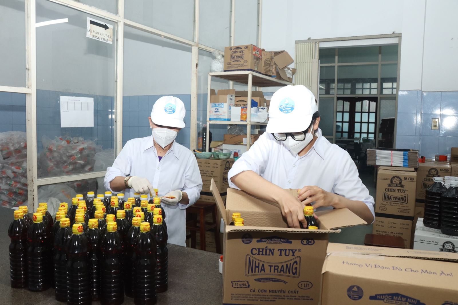 Nhân viên cơ sở nước mắm Chin Tuy đang đóng gói nước mắm. Nguồn ảnh: baokhanhhoa.vn