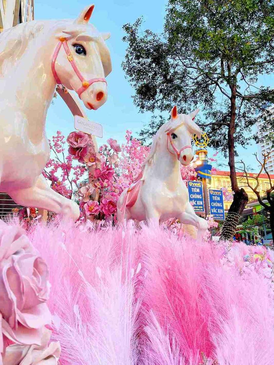 Linh vật ngựa hồng với tạo hình độc đáo. Ảnh: Lộc Thọ